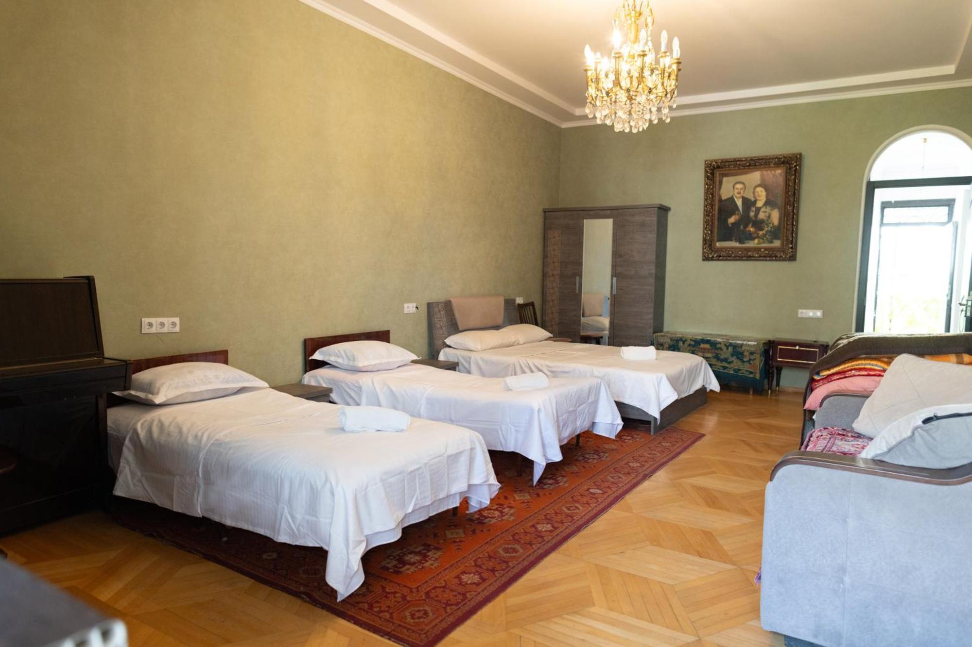 Wine House Hotel Тбилиси Стая снимка